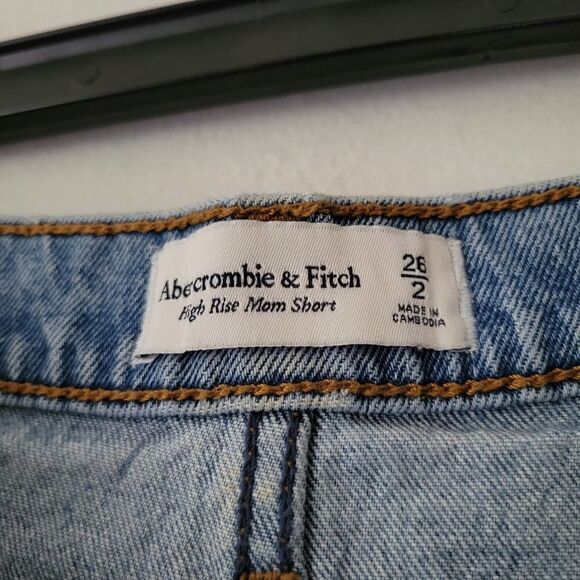 Abercrombie & Fitch High Rise Mom Short Raw Hem Distressed 2/26 Light Wash - Picture 4 of 9